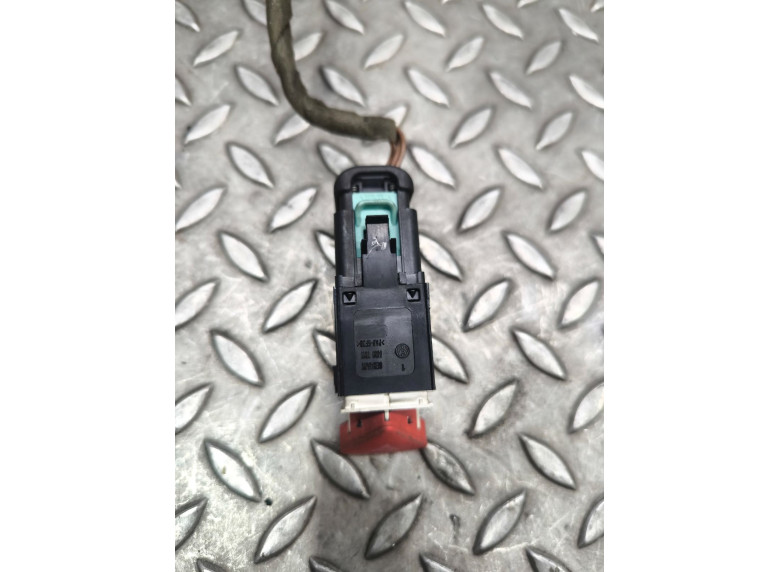 Кнопка аварийной сигнализации к Volkswagen Passat, 2007г.