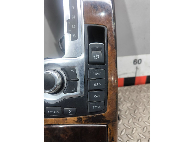 Консоль салона (кулисная часть) к Audi A6, 2006г.