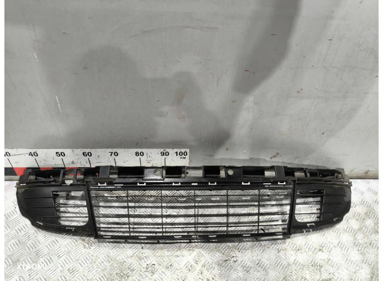 Заглушка (решетка) в бампер передний к Renault Scenic, 2010г.