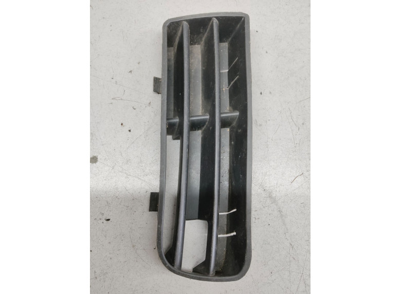 Заглушка (решетка) в бампер передний к Volkswagen Golf, 2000г.