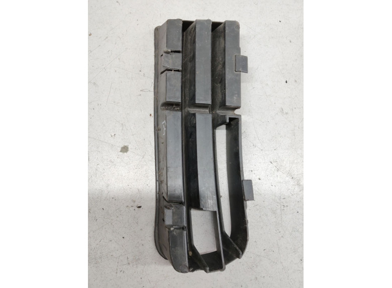 Заглушка (решетка) в бампер передний к Volkswagen Golf, 2000г.