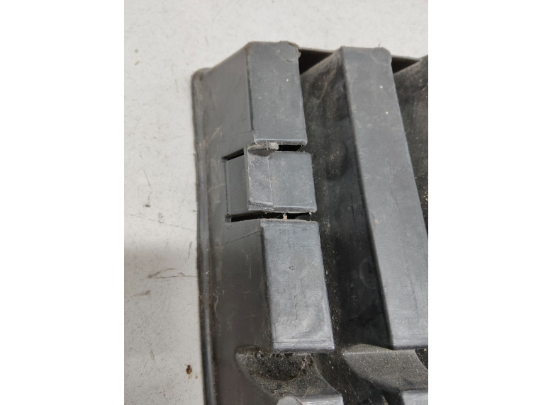 Заглушка (решетка) в бампер передний к Volkswagen Golf, 2000г.