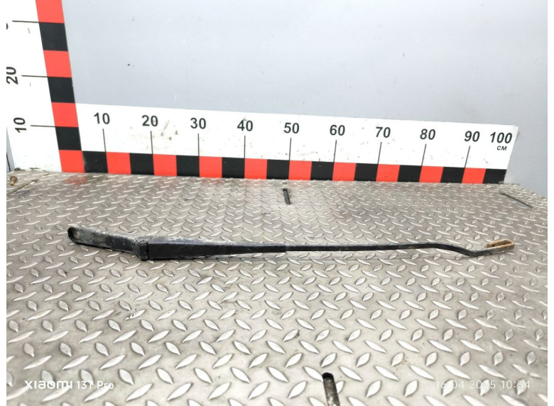 Щеткодержатель (поводок стеклоочистителя, дворник) к Volkswagen Transporter, 1992г.