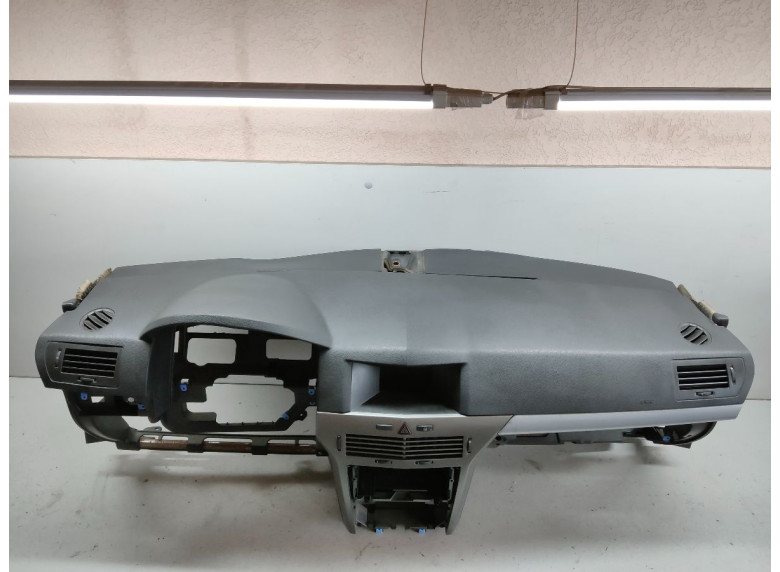 Панель передняя салона (торпедо) к Opel Astra, 2005г.