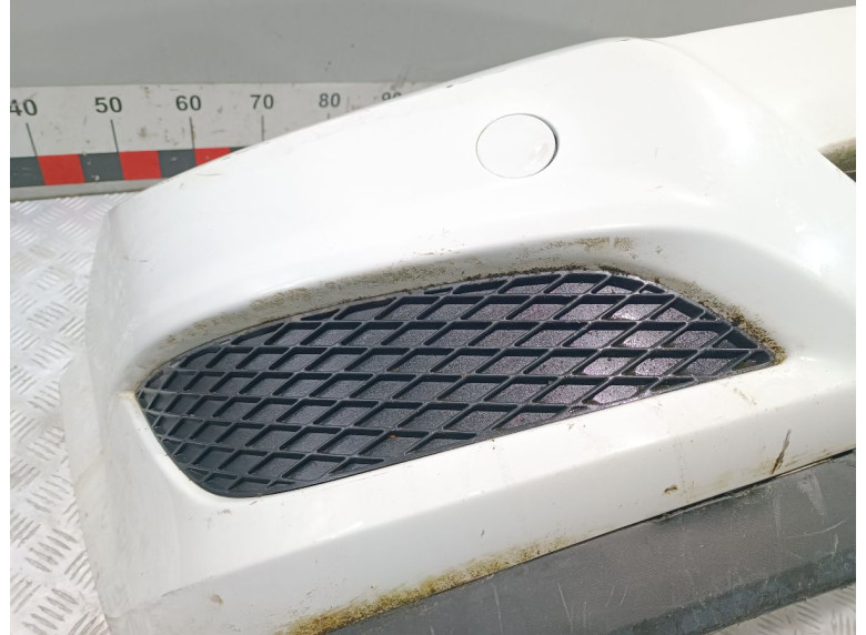 Заглушка (решетка) в бампер передний к Opel Astra, 2009г.