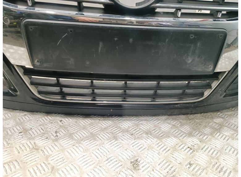 Заглушка (решетка) в бампер передний к Volkswagen Passat, 2008г.