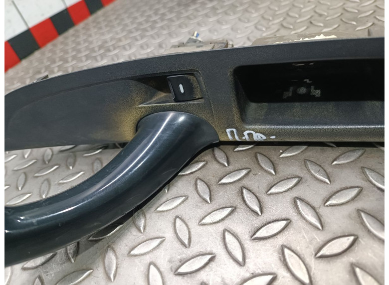 Кнопка стеклоподъемника переднего правого к Geely Emgrand X7, 2015г.
