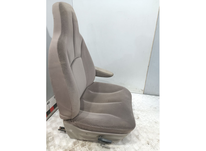 Сиденье переднее правое к Chrysler Voyager, 2001г.