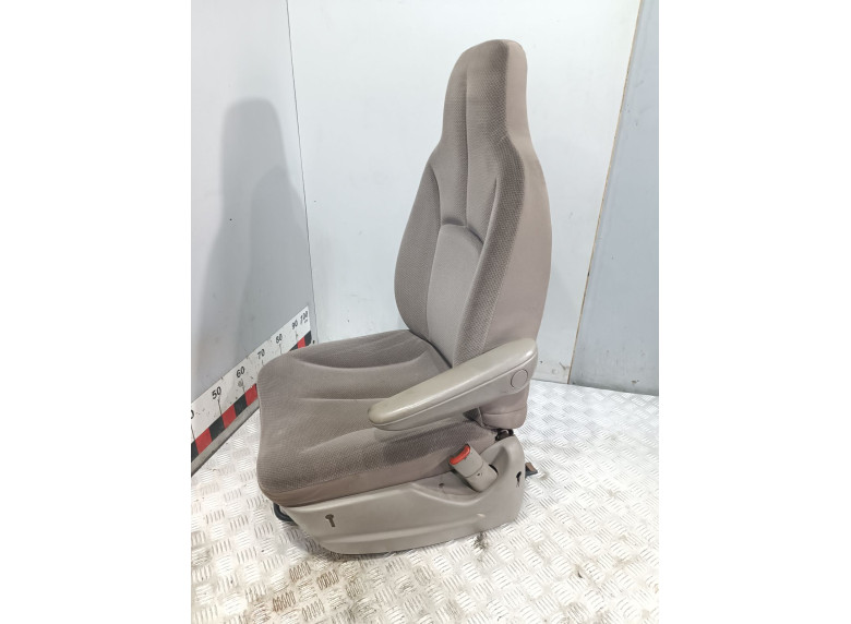 Сиденье переднее правое к Chrysler Voyager, 2001г.