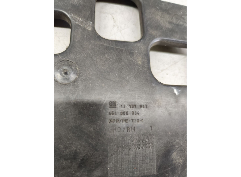 Накладка декоративная на торпедо к Opel Astra, 2006г.