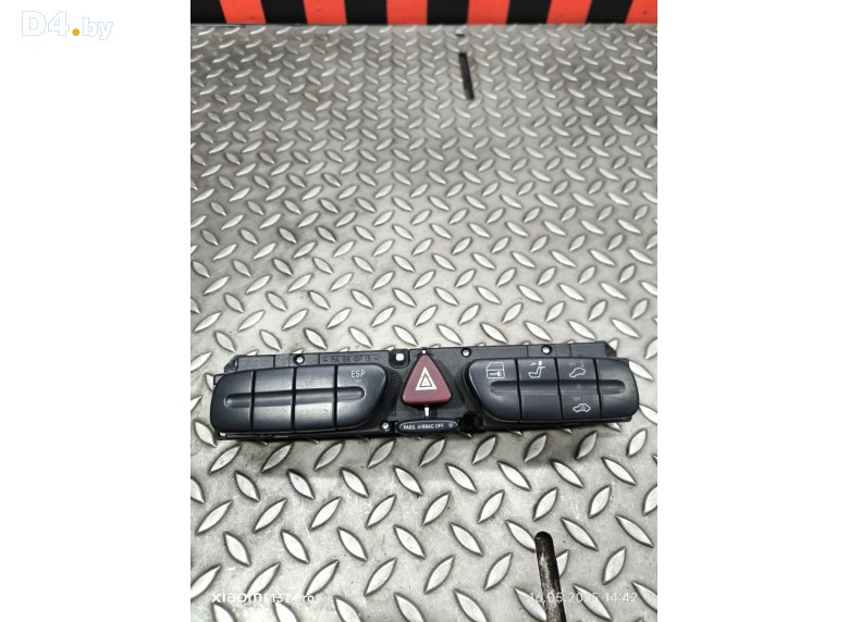 Кнопка аварийной сигнализации к Mercedes CW203 undefined г.