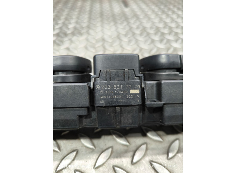 Кнопка аварийной сигнализации к Mercedes C W203, 2004г.