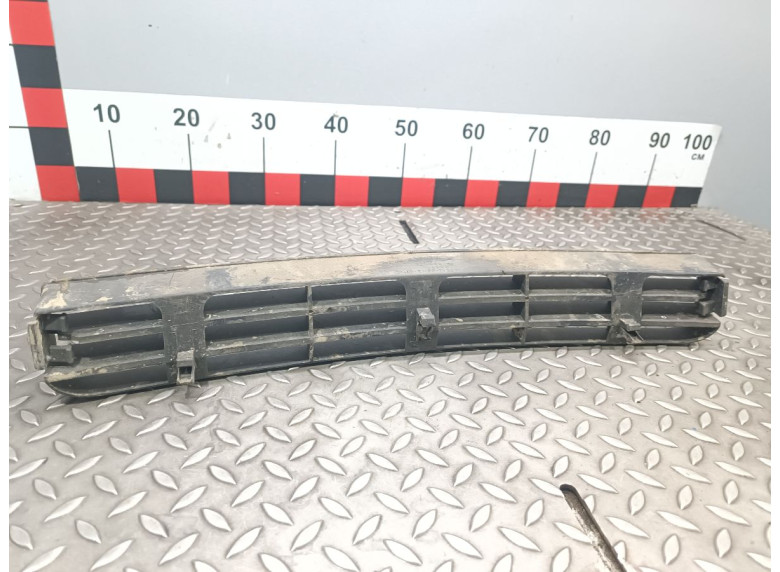 Заглушка (решетка) в бампер к Audi A6, 1995г.