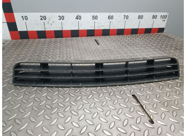 Заглушка (решетка) в бампер к Audi A6, 1995г.