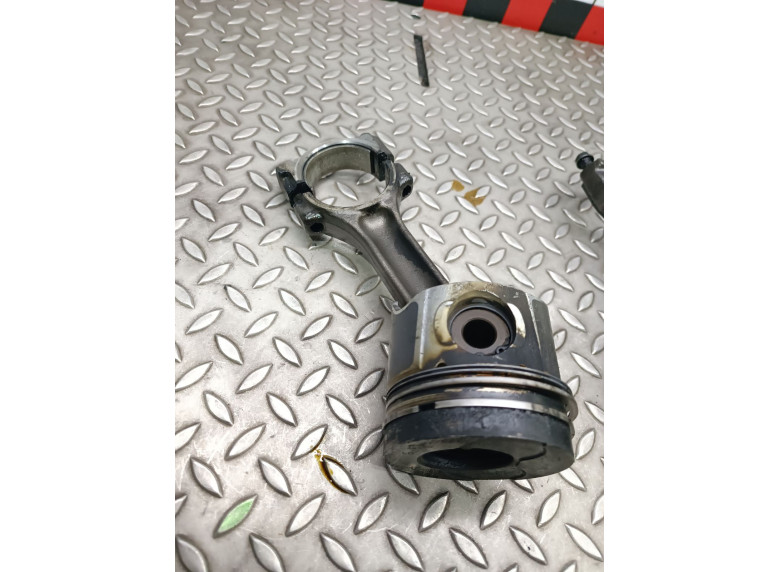 Поршень к Volvo V40