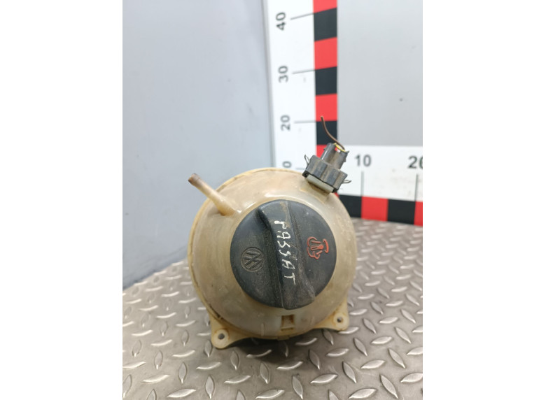 Бачок расширительный к Volkswagen Passat, 1990г.