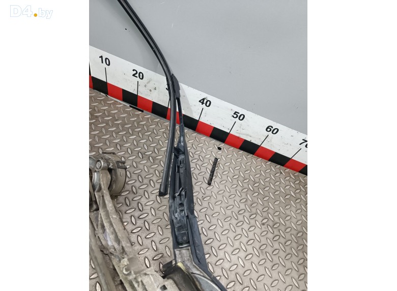 Щеткодержатель (поводок стеклоочистителя, дворник) к Mercedes EW210 undefined г.