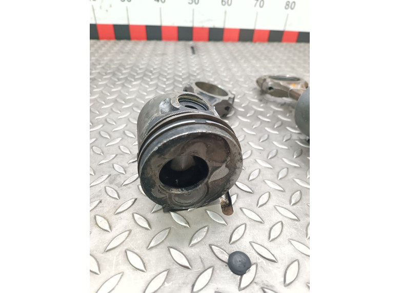 Поршень к Volkswagen Passat, 2003г.