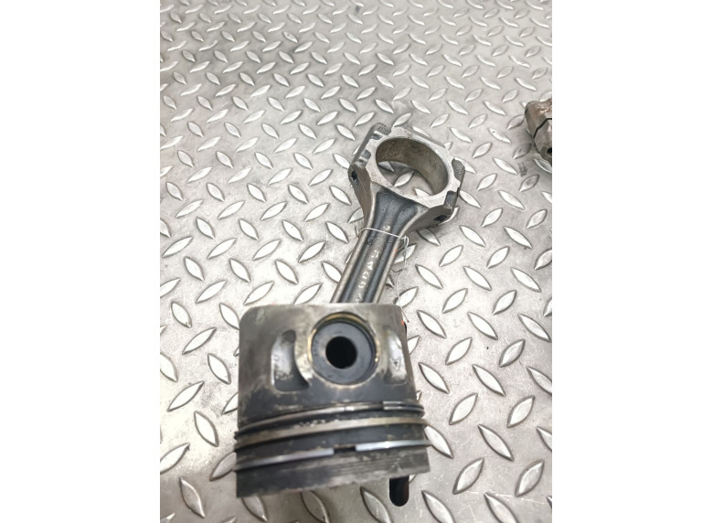 Поршень к Volkswagen Passat, 2003г.