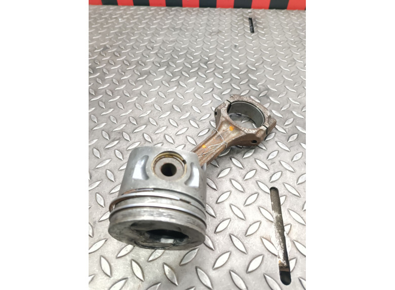 Поршень к Volkswagen Passat, 2003г.