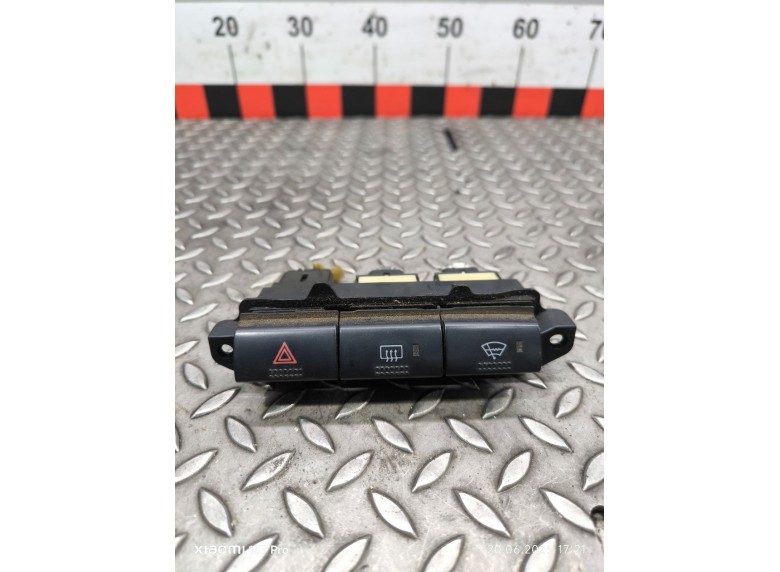 Кнопка аварийной сигнализации к Toyota Avensis