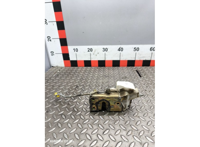 Замок двери передней правой к Toyota Avensis