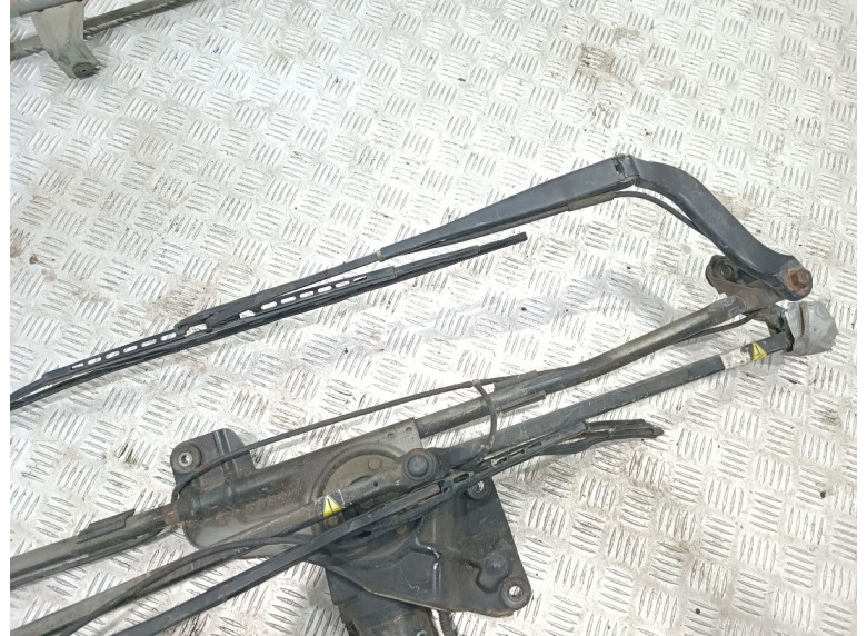 Щеткодержатель (поводок стеклоочистителя, дворник) к Renault Midlum, 2001г.