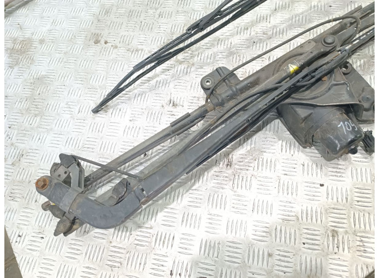 Щеткодержатель (поводок стеклоочистителя, дворник) к Renault Midlum, 2001г.