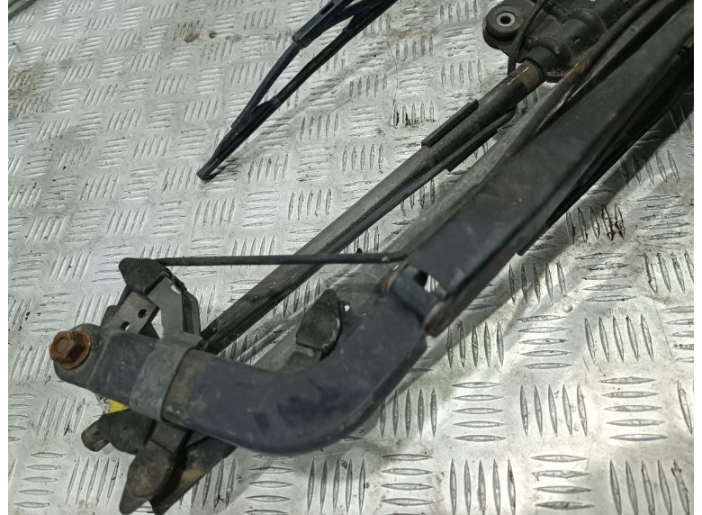 Щеткодержатель (поводок стеклоочистителя, дворник) к Renault Midlum, 2001г.