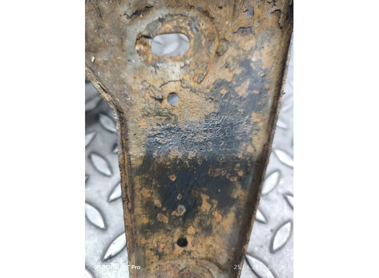 Кронштейн глушителя к Volkswagen Golf, 2001г.