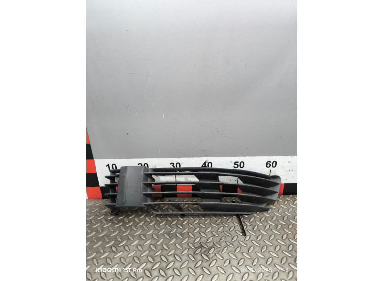 Заглушка (решетка) в бампер передний к Volkswagen Passat, 2001г.