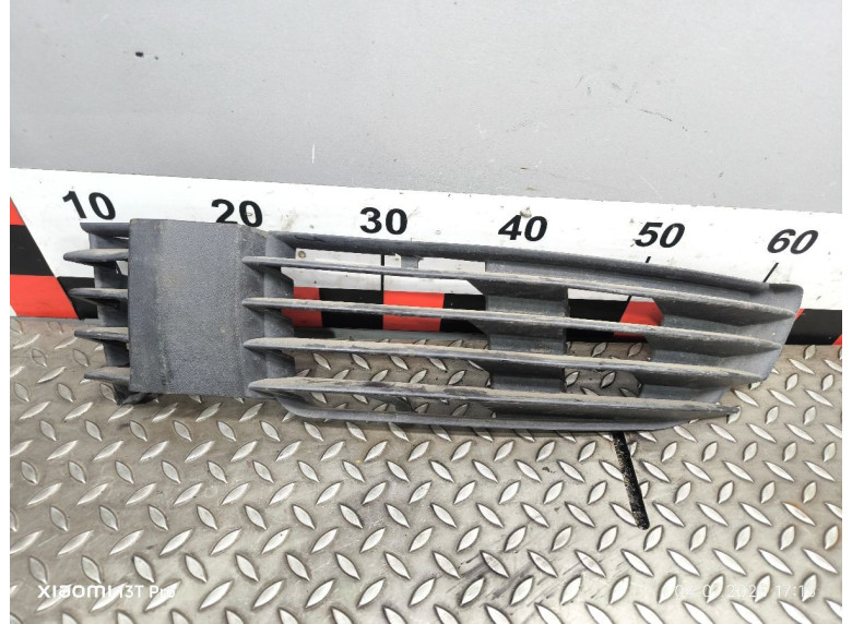 Заглушка (решетка) в бампер передний к Volkswagen Passat, 2001г.