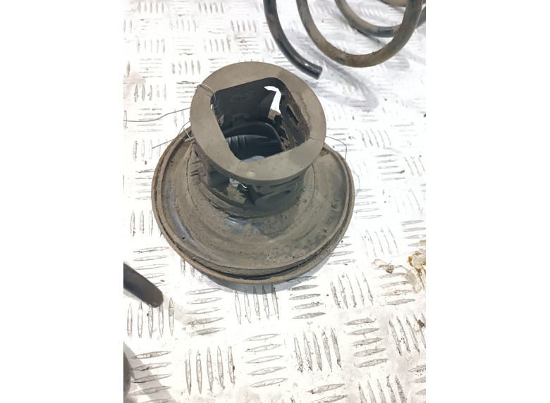 Опора амортизатора нижняя (чашка) к Renault Espace, 2000г.