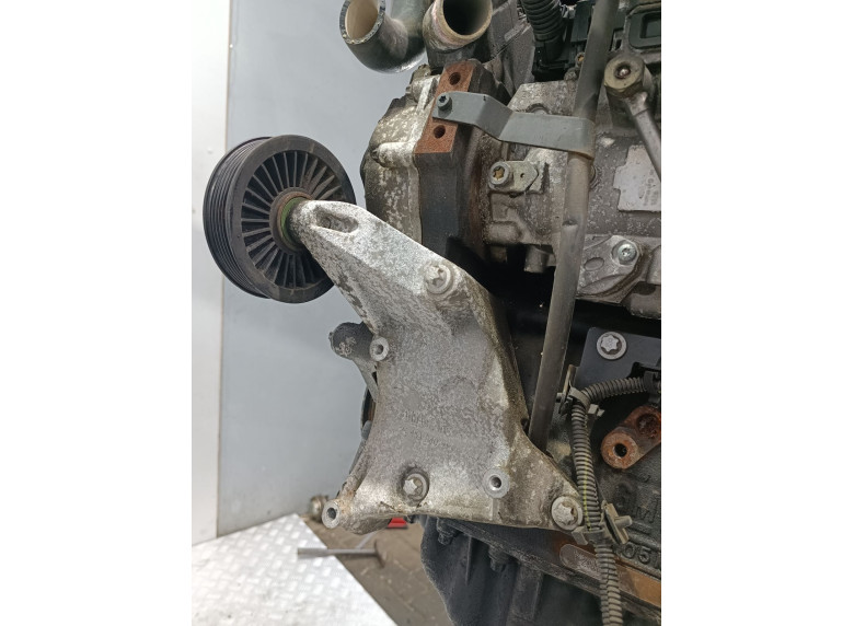 Кронштейн компрессора кондиционера к Opel Zafira, 2003г.