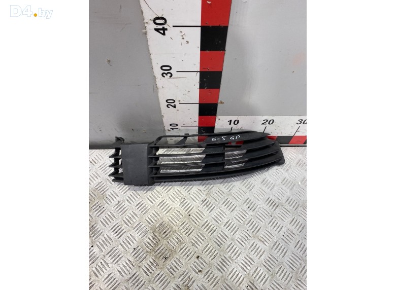 Заглушка (решетка) в бампер передний к Volkswagen Passat undefined г.