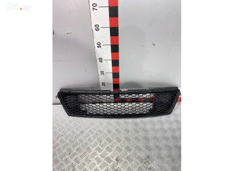 Заглушка (решетка) в бампер передний к Renault Sandero undefined г.