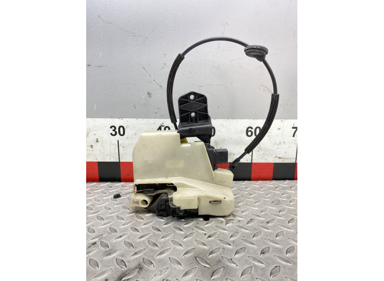 Замок двери передней правой к Volkswagen Passat, 2002г.