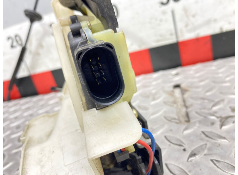 Замок двери передней правой к Volkswagen Passat, 2002г.