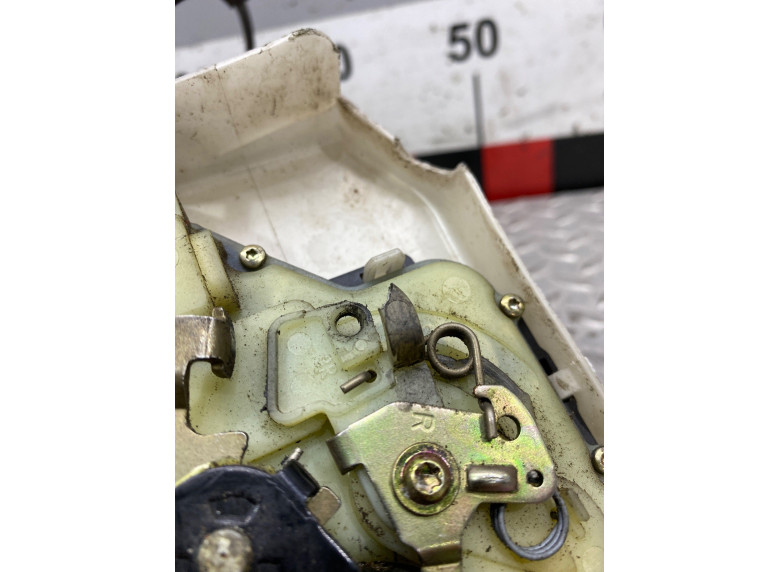 Замок двери передней правой к Volkswagen Passat, 2002г.