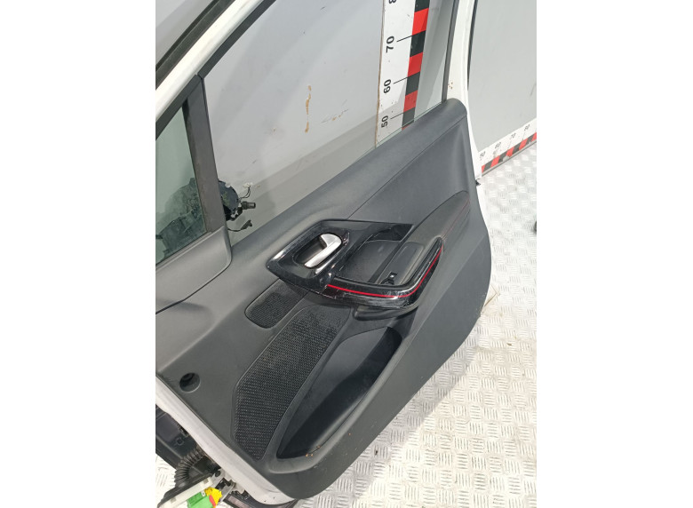 Обшивка двери передней правой (дверная карта) к Peugeot 208, 2016г.