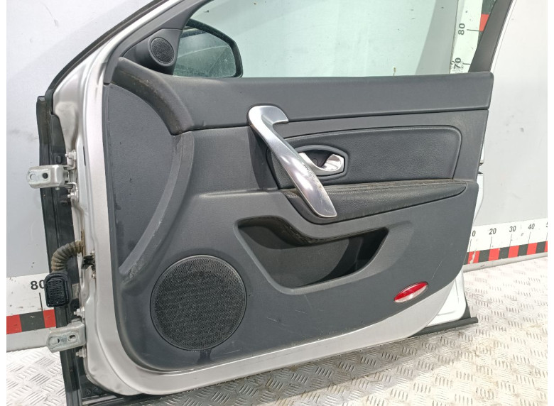 Обшивка двери передней правой (дверная карта) к Renault Latitude, 2010г.