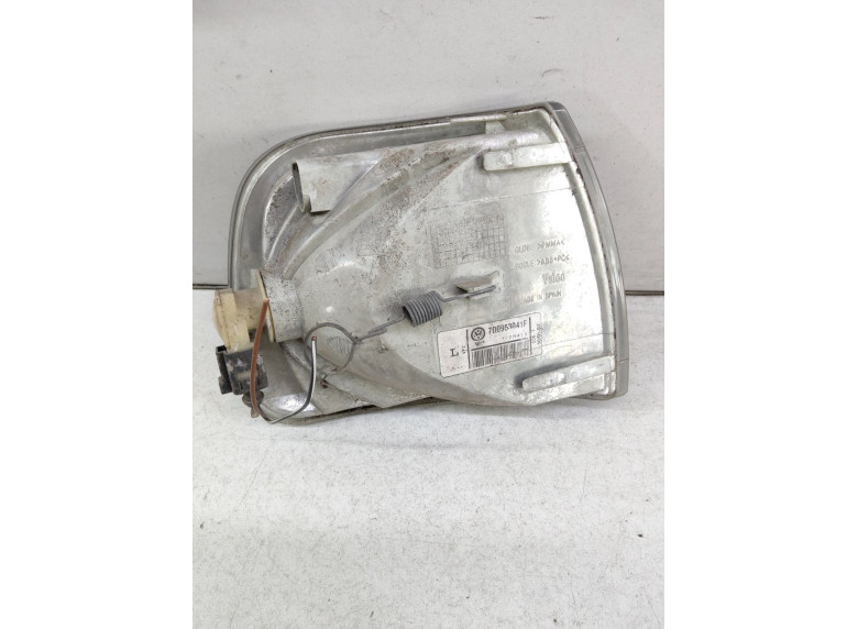 Поворотник левый к Volkswagen Transporter, 2002г.