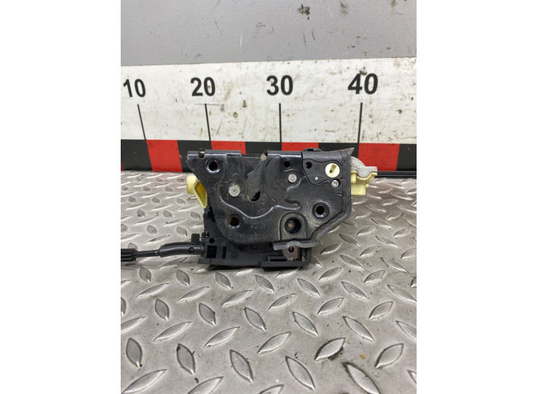 Замок двери задней правой к Volkswagen Passat, 2006г.