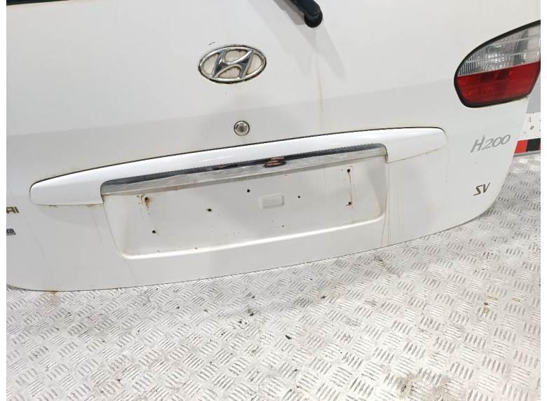 Накладка подсветки номера к Hyundai H200, 2005г.