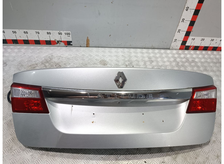 Фонарь крышки багажника левый к Renault Latitude, 2012г.
