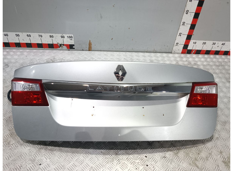 Фонарь крышки багажника правый к Renault Latitude, 2012г.