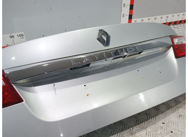 Накладка подсветки номера к Renault Latitude, 2012г.