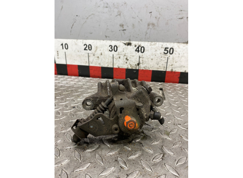 Суппорт задний левый к Volkswagen Golf, 2000г.