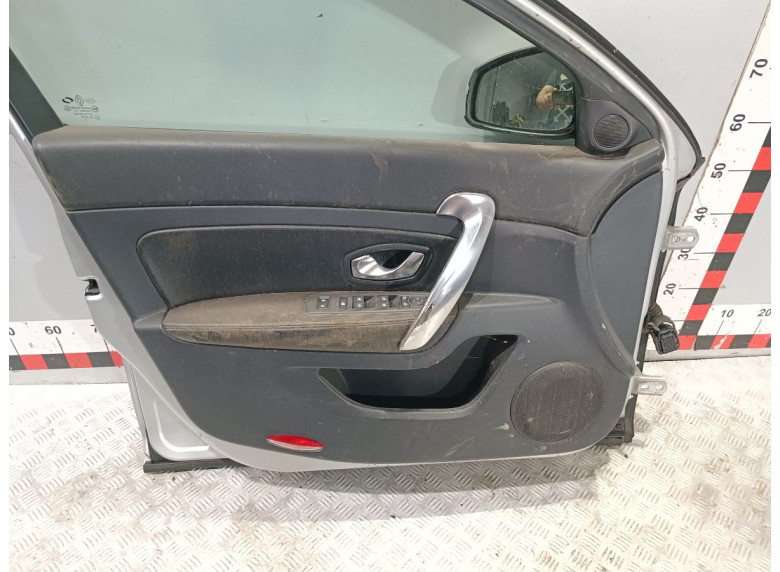 Обшивка двери передней левой (дверная карта) к Renault Latitude, 2010г.