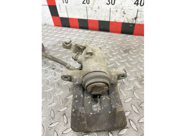 Суппорт задний левый к Volkswagen Golf, 2005г.